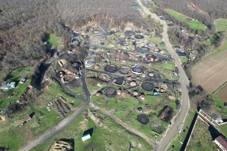 <p>12 yaşından beri mangal kömürü üretimi yapan Hüseyin Servi, 80 yaşında olmasına rağmen işini severek yaptığını ve zorlanmadığını söyledi. En dayanıklı kömürün Ormanlı kömürü olduğunu belirten Servi, “Sabah kalkıp camide namazımı kılarım. Kahveye gider çayımı içer, sonra da kahvaltımı yaparım. Sonra iş elbiselerimizi giyip traktörle ormana gideriz. Ormanda kesim ve budama işini yaptıktan sonra traktöre yükleyip geri döneriz. Odunları yakmak için bir yere topluyoruz. Üstünü örtme işi kalıyor sonra, üstüne çeltik otu, onun üzerine toprak atıyoruz. Ertesi gün yakıyoruz” dedi.</p>

<p> </p>
