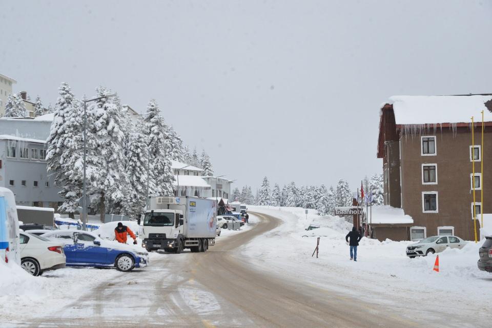 <p>Meteoroloji Genel Müdürlüğü'nden alınan bilgilere göre, Uludağ’da önceki gün akşam saatlerinde başlayan kar yağışının, 23 Aralık Perşembe gününe kadar etkisini sürdürmesi bekleniyor. </p>
<p> </p>