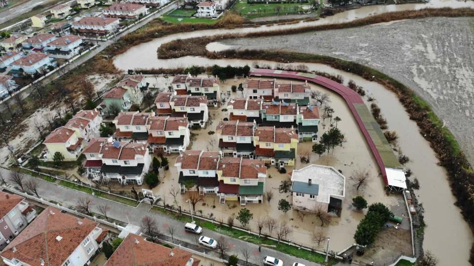 <p>Gülçavuş köyünde sel suları nedeniyle birçok ev ve bahçe sular altında kaldı. </p>
