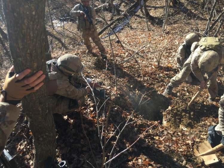 <p>Tunceli kırsalında başlatılan Eren Kış-6 Mercan Dağları Şehit Jandarma Uzman Çavuş Burak Tortumlu Operasyonu'nda kadın astsubayların yanı sıra jandarma komando, jandarma özel harekat, polis özel harekat ve güvenlik korucularından oluşan 72 timdeki yaklaşık 1060 personel görev yapıyor.</p>
<p> </p>
