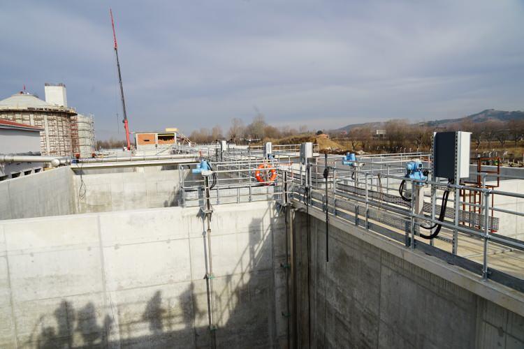 <p>15 milyon avroluk asbest boru hattı da yenilecek</p>

<p>Kastamonu Atık Su Arıtma Tesisi projesinde sona gelindiğini belirten Vidinlioğlu, büyük bölümü asbest boru olan 50 yıllık altyapının da bir an önce elden geçirilmesi gerektiğini, 15 milyon avroluk altyapının yenilenmesine yönelik çalışmaları da kendisinin gerçekleştireceğini söyledi.</p>
