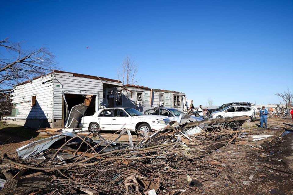 <p>Kentucky eyaleti Valisi Andy Beshear, fabrikadaki 110 kişiden 40’tan fazlasının kurtarıldığını ancak bu saatten sonra enkazdan birinin sağ olarak bulunmasının mucize olacağını söyledi.</p>
<p> </p>