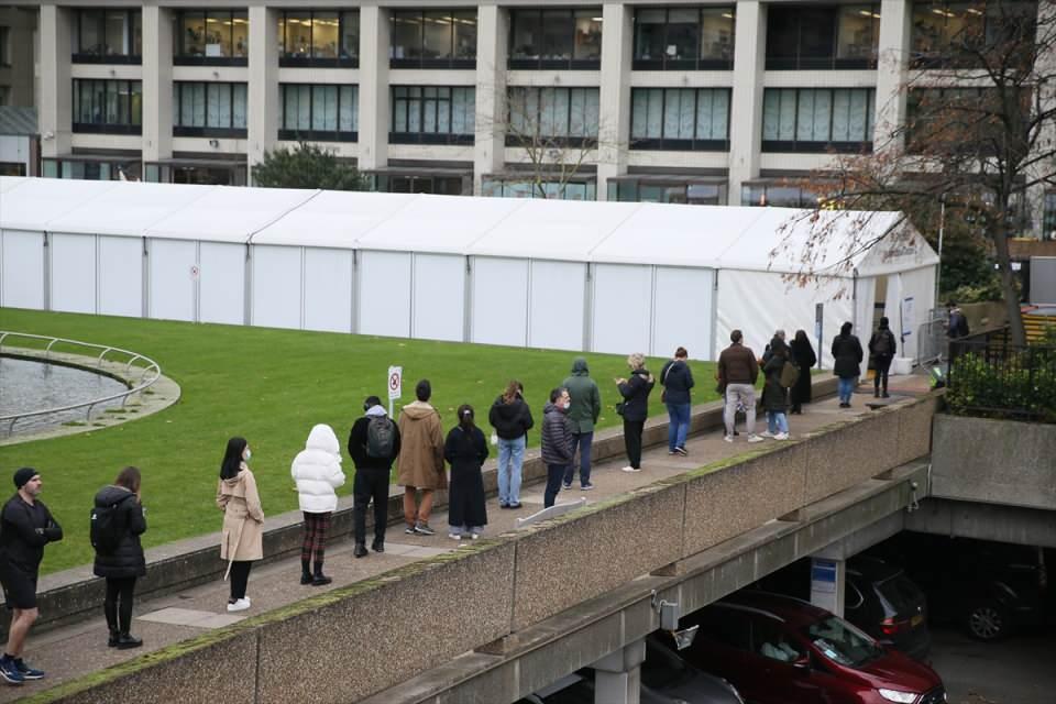 <p>Fotoğrafta, başkent Londra'da St. Thomas Hastanesi önündeki kuyruk görülüyor.</p>