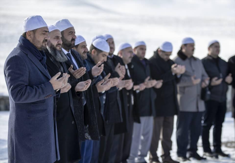 <p>Erzurum'un 500 yıllık Kur'an okuma geleneği olan "1001 Hatim"in okunmasına başlandı.</p>
<p> </p>
