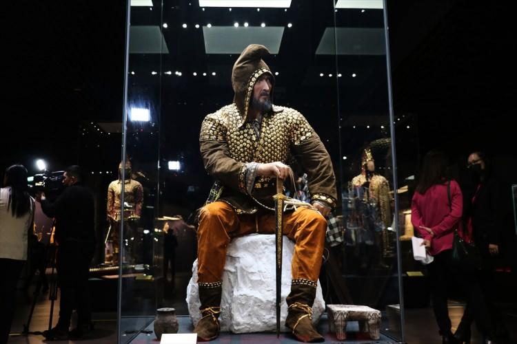 <p>Kazakistan'ın başkenti Nur Sultan'da, 2019'da bulunan 2 bin 500 yıllık "Altın Elbiseli Adam"ın rekonstrüksiyonu törenle tanıtıldı.</p>
<p> </p>
