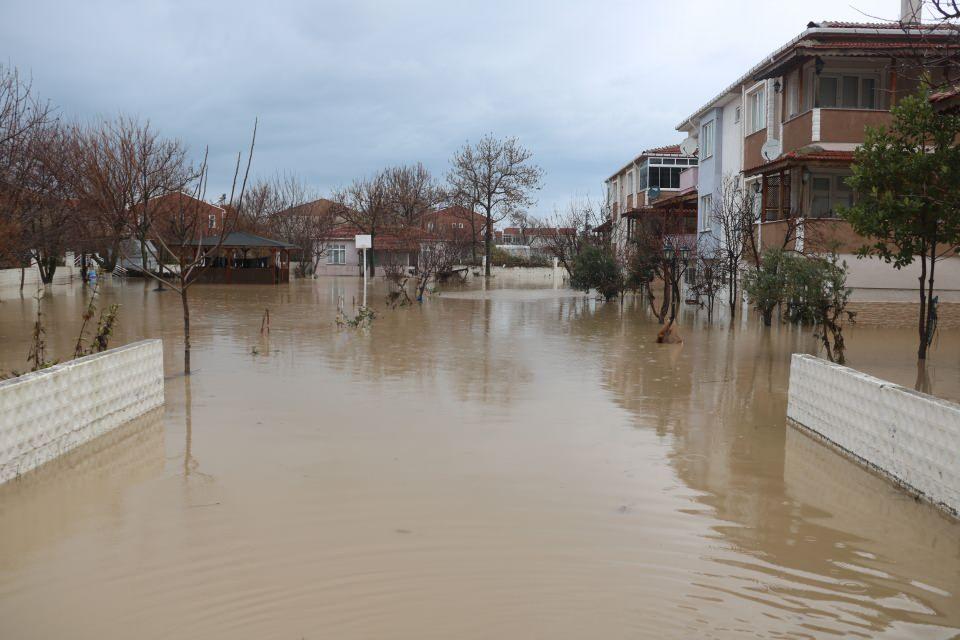 <p>Köy halkı ve gazeteciler mahsur kalan vatandaşlara yardım etmek için seferber oldu.</p>
