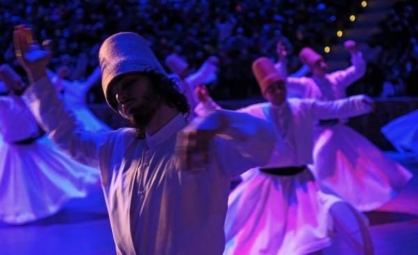 <p>Böyle bir ortamda insanları sevgiye, iyiliğe ve adalete davet eden Mevlana’nın mesajını kıtaları aşarak dünyanın dört bir yanına ulaştırmak için elimizden gelen gayreti göstereceğimizden kimsenin şüphesiz olmasın. Böyle bir değere sahip olduğumuz için Allah’a ne kadar şükretsek azdır. Özellikle genç kardeşlerimizi medeniyetimizin bu köklü şahsiyetleriyle buluşturmak ve onları Mevlana Hazretlerinin düşünce yapısı ve ahlak anlayışıyla yetiştirmek adına ne gerekiyorsa yapmaya devam edeceğiz.” dedi.</p>

