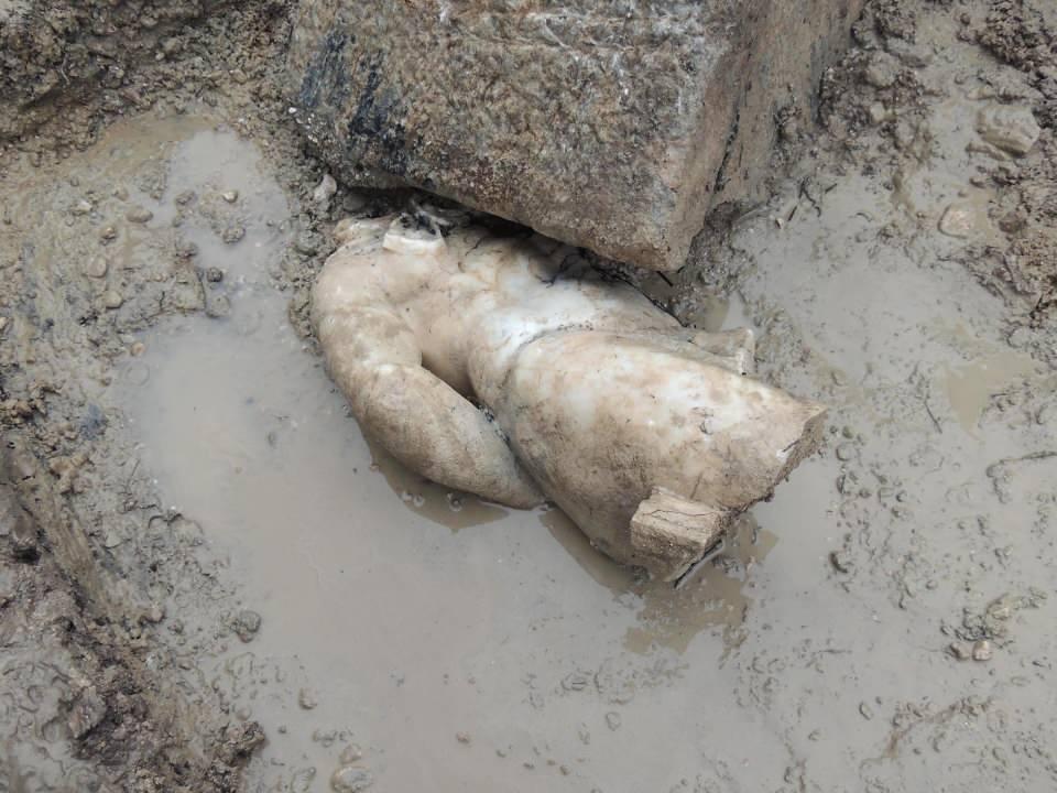 <p>Tarihi M.Ö. 3000'li yıllara dayanan ve tiyatro, stadyum, Zeus Tapınağı ile Agora gibi tarihi yapılarıyla dönemin metropolislerinden biri olduğu düşünülen antik kentte kazılar, Penkalas çayında yoğunlaştırıldı. Çalışmalar sırasında mitolojide aşk ve güzellik tanrıçası 'Afrodit' ile şarap tanrısı 'Dionysos' heykellerinin baş kısmının ardından Yunan mitolojisinde 'Herakles' olarak bilinen yarı tanrı 'Herkül'ün heykeline ulaşıldı.</p>

<p> </p>
