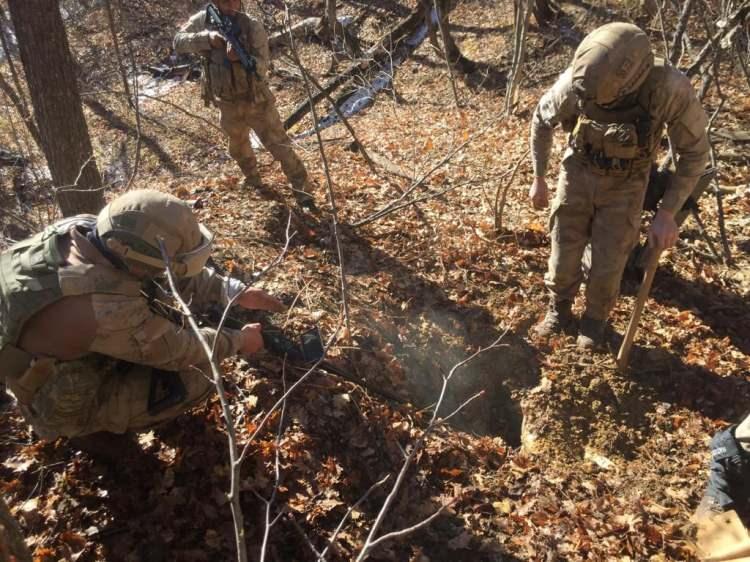<p>Kentte silahlı insansız hava aracı (SİHA), insansız hava aracı (İHA) ve helikopter ile uçakların da zaman zaman destek verdiği başarılı operasyonlarda, inleri tek tek imha edilen terör örgütleri lojistik açıdan da zarara uğratıldı.</p>
<p> </p>