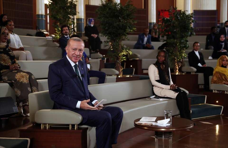 <p>Cumhurbaşkanı Recep Tayyip Erdoğan, Cumhurbaşkanlığı Millet Kütüphanesi'nde 3. Türkiye-Afrika Ortaklık Zirvesi kapsamında Afrikalı gençlerle bir araya geldi.</p>

<p> </p>
