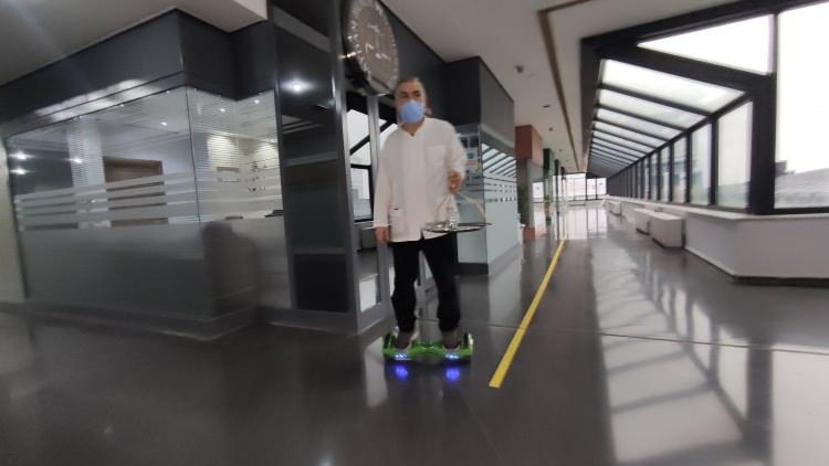 <p>Her gün 12 kilometre yürümekten yorulunca elektrikli kaykayla tanıştığını ifade eden Vedat Güngör, "Ben burada 20 yıldır çay ocağı işletmeciliği yapıyorum.</p>