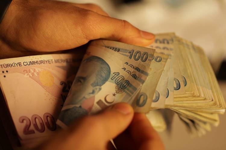 <p><strong>7 BİN TL BRÜT MAAŞ ALAN BİRİSİ İÇİN GELİR VERGİSİ 2 BİN LİRA ÜZERİNDEN Mİ HESAPLANACAK?</strong></p>
<p>"Evet dünkü açıklamalar çerçevesinde 5004 liraya kadar olan kısım gelir vergisinden muaf olduğu için o şekilde olacak."</p>