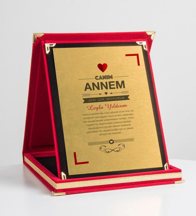 <p><strong>Annenize özel olan ödül plaketlerini tercih edebilirsiniz. </strong></p>