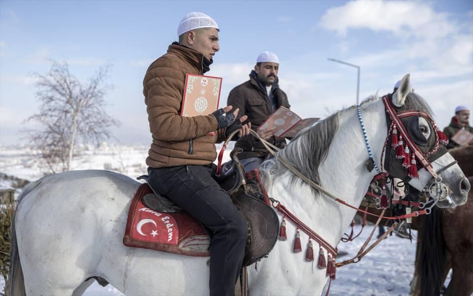 <p>Geleneğin yılın son iki haftasında başlayıp diğer yılın ikinci haftasının ilk cumasında dua ile son bulduğunu anımsatan Yıldırım, "Yani yılı Kur'anı Kerim ve dualarla bitirmek ve bir sonraki yılı Kur'anı Kerim ve duayla açmak manasını ifade etmektedir. </p>
