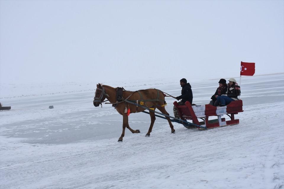 <p>Doğu Anadolu'nun en büyük ikinci gölü olan Çıldır Gölü, Doğu Ekspresi ve Turistik Doğu Ekspresi ile Kars'a gelerek buz üstünde gezmek ve atlı kızak keyfini yaşamak isteyenlerin uğrak yeri haline geldi.</p>
<p> </p>
