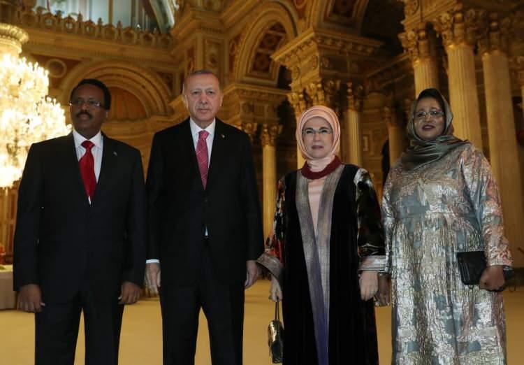 <p>Cumhurbaşkanı Recep Tayyip Erdoğan ve eşi Emine Erdoğan, 3. Türkiye-Afrika Ortaklık Zirvesine katılan devlet ve hükümet başkanlarını Dolmabahçe Sarayındaki verdikleri akşam yemeğinde ağırladı.</p>
