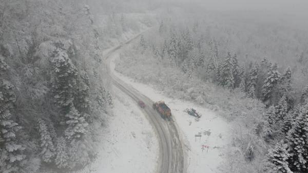 <p>Bartın- Kastamonu yolunun 1030 rakımlı Soğucaksu geçidinde, dün öğle saatlerinde kar yağışı etkili oldu. </p>
