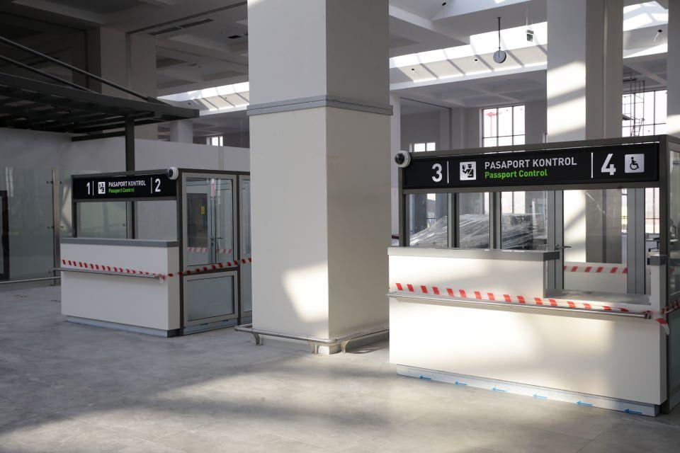 <p>Çalışmalarla birlikte 15 bin metrekareden 72 bin 600 metrekareye çıkarılan yeni terminal binası ile yıllık yolcu kapasitesi 2,5 milyondan 6 milyona, uçak park sayısı 12'den 18'e, otopark araç kapasitesi ise 585'den 2 bin 49'a yükseldi.</p>

<p> </p>

