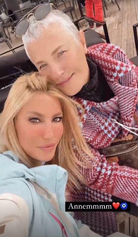 <p>Annesini gören hayranları ünlü mankenin "güzelliğini nereden geldiğini belli oldu" şeklinde yorumlarda bulundu. </p>
