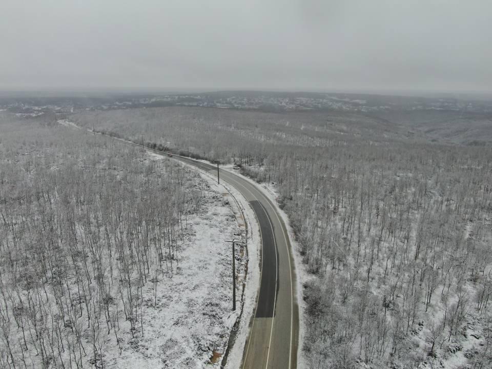 <p>Meteoroloji Genel Müdürlüğü tarafından İstanbul ve çevresi için kar ve sulu kar yağışı uyarıları yapılmıştı. Yapılan uyarıların ardından kentin yüksek ilçelerine başta Silivri ve Çatalca olmak üzere kar yağışı dün gece saatlerinden itibaren başladı. </p>
