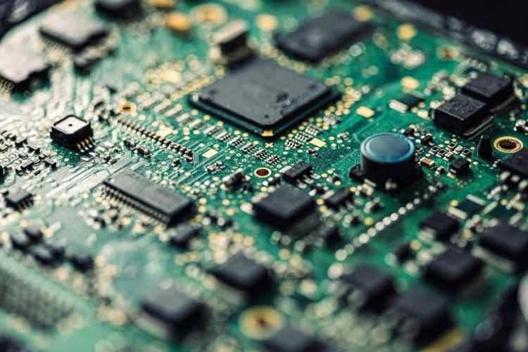 <p>Yarı iletken sektöründeki şirketlerin milyarlarca dolarlık fabrika yatırımlarının arkasındaki bir başka nedenin de otomotiv endüstrisinin ihtiyacı olduğu belirtiliyor. Çip üreticileri, gelecek birkaç yıl içinde otomobillerin elektrikli ve otonom hale gelmesiyle işlerin büyümesini bekliyor.</p>
