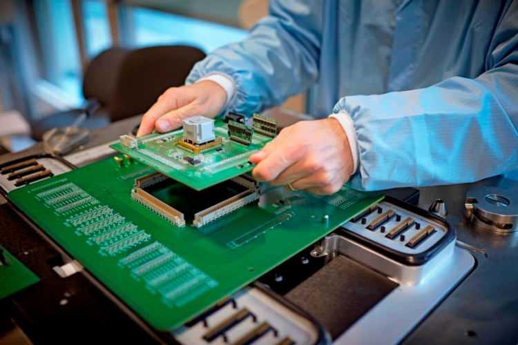 <p>Şirketlerin yatırımlarının arkasında ekonomik ve politik hesaplamaların olması da dikkati çekiyor.</p>
