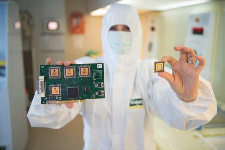 <p>Analistler, çip endüstrisinin, küresel ekonominin yeniden toparlanması ve teknolojik gelişmelerle çiplerin kullanımın artması sonucu yeni siparişlere hazırlandığını ve salgın sonrası yeni dünya düzenini sağlamada çip tasarımcılarına büyük iş düştüğünü belirtiyor.</p>
