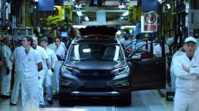 <p>Otomotiv sektöründeki yarı iletken talebinin, 2024’e kadar yıllık ortalama yüzde 17 ile diğer pazarlardan daha hızlı büyümesi bekleniyor. Bir otomobilin maliyetinde 2019'da yüzde 4 olan çip oranının, 2030'da yüzde 20'ye ulaşacağı tahmin ediliyor.</p>
