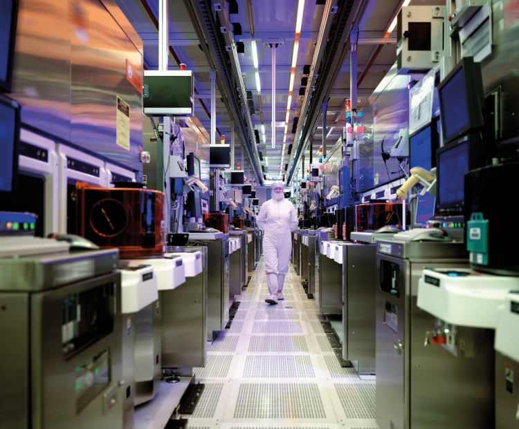 <p>Bu doğrultuda, Çin'in küresel tedarik zincirindeki önemini azaltmak isteyen Washington yönetimi, yarı iletken ürünlerin üretimini yıllardır Amerika'ya geri getirmeye çalışıyor. Son olarak, Taiwan Semiconductor Manufacturing’in (TSMC) Arizona'da temelini attığı 12 milyar dolar değerindeki fabrika, bu çalışmanın bir meyvesi olarak görülüyor.</p>
