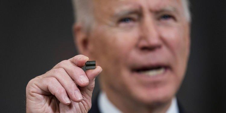 <p>ABD'li politikacılar, dünya çapında çip üreticilerinin Çinli teknoloji şirketlerine çip tedarik etmesini zorlaştırırken, Avrupa Birliği (AB) ve Çin yabancı ülkelere bağımlı kalmamak için kendi çip endüstrilerine rekor teşvikler sunuyor.</p>

<p> </p>
