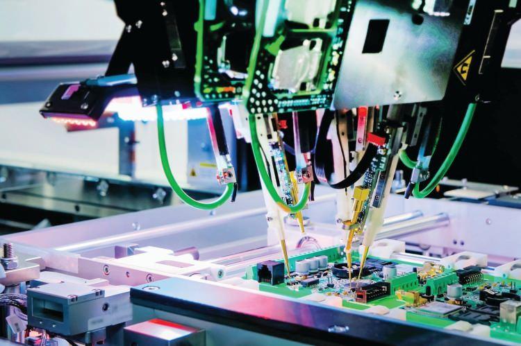 <p>ABD Başkanı Joe Biden, ülkesindeki yarı iletken ve çip üretiminin artırılması için 50 milyar dolar kaynak ayrılacağını duyururken, ABD'de, ikisi Intel Corp, biri Arizona'daki TSMC ve biri de Teksas'ta Samsung olmak üzere 4 yeni fabrika kurulması amaçlanıyor.</p>
