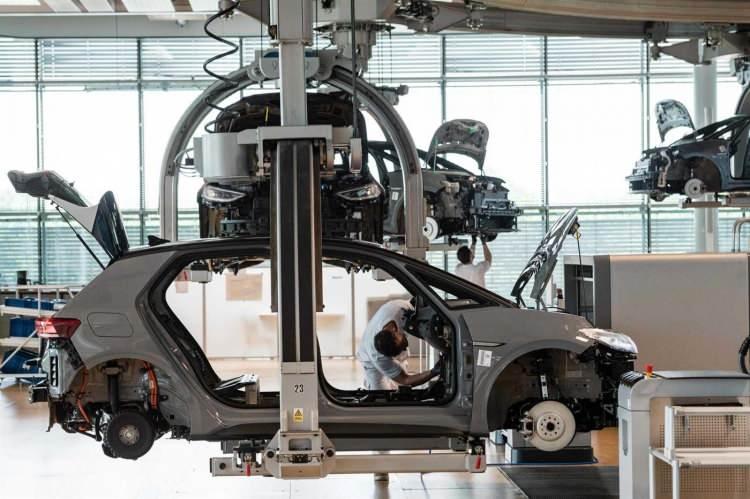 <p>AB ülkelerinin, çip gibi kritik teknolojilerde ABD ve Çin'in oldukça gerisinde yer alması dikkati çekerken, Birlik de üye ülkelerde çip üretimine yönelik yatırımlara kamu desteği sağlanması içi hazırlık yapıyor.</p>
