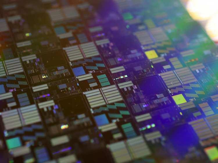 <p>Çinli şirketler, devlet teşvikleriyle geçen yıl sektöre 35 milyar doları aşkın yatırım yaparken, aynı zamanda dünyanın en büyük çip tüketicisi olan Çin'in 2020’de 143,4 milyar dolarlık çip satın aldığı, bunun sadece yüzde 5,9’unun Çinli şirketler tarafından üretildiği belirtiliyor.</p>

<p>Dünyanın en büyük otomotiv tedarikçisi Bosch'un da Almanya’da otomobiller için 1 milyar avro yatırımla çip üretim fabrikası kurduğu biliniyor.</p>
