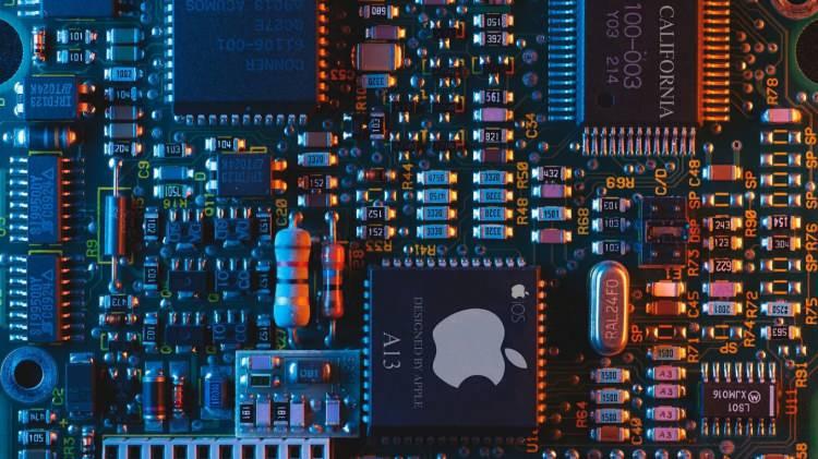 <p>Tasarımı ve üretimi oldukça karmaşık olan yarı iletkenler için yüksek oranda hem Ar-Ge hem de sermaye harcaması gerekiyor.</p>

<p> </p>

<p>Yarı İletken Endüstrisi Derneği (SIA) ile Boston Consulting Group'un raporu, gelecek 10 yılda yarı iletkenlere yönelik artan talebin karşılanabilmesi için küresel olarak Ar-Ge ve sermaye harcamalarına yaklaşık 3 trilyon dolarlık yatırım yapılması gerekeceğini ortaya koyuyor.</p>
