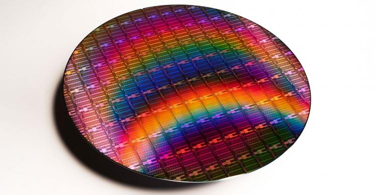 <p>Çip üretim kapasitesinin yaklaşık yüzde 75'i yüksek sismik aktivite ve jeopolitik gerilimlere önemli ölçüde maruz kalan bir bölge olan Çin ve Doğu Asya'da yoğunlaşıyor. Ayrıca, dünyanın en gelişmiş yarı iletken üretim kapasitesinin çoğu Güney Kore ve Tayvan'da bulunuyor.</p>
