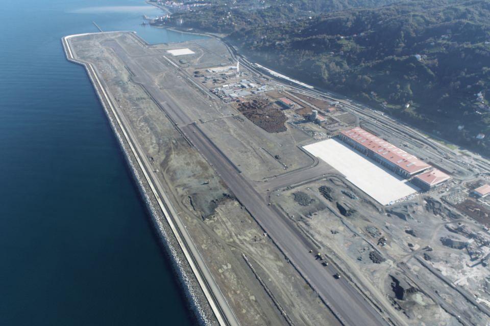 <p>Üstyapının yüzde 80'inin tamamlandığı projede havalimanı giriş takı, çay yaprağı; hava kontrol kulesi de çay bardağı figürü şeklinde inşa edildi. </p>