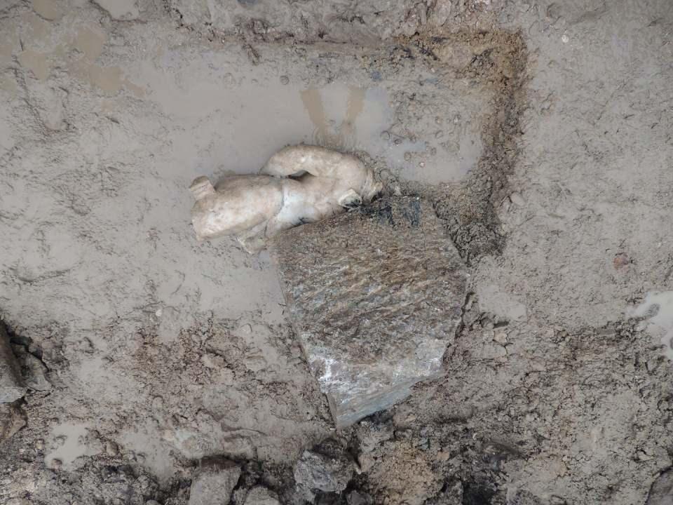 <p>Mermer altarı (sunağı) gün yüzüne çıkarmaya çalıştıkları sırada, mermer 'Herakles' heykeli gövdesi bulduklarını belirten Coşkun, "'Herakles', antik Yunan kültüründe tanrı 'Zeus' ile bir ölümlünün oğlu. </p>
