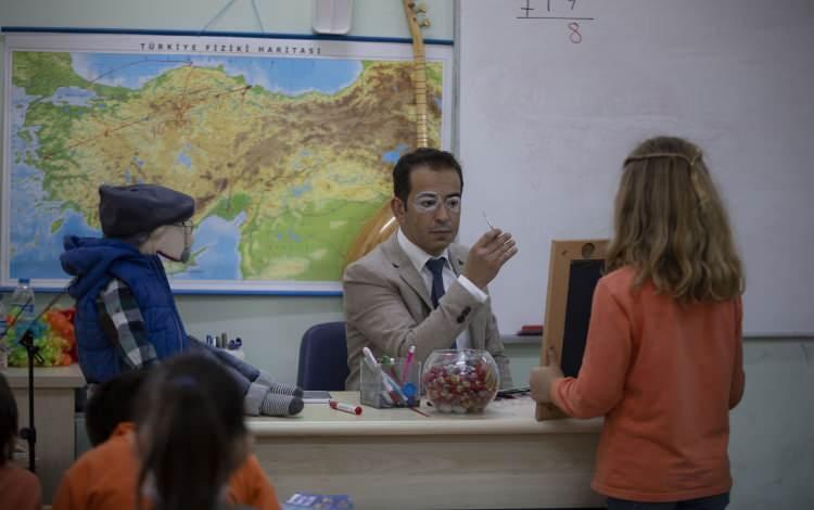 <p>Kukla ile anlattığı derslerden daha kalıcı sonuçlar aldığına işaret eden Çuğu, öğrencilerin özellikle sayısal derslere odaklanabilmeleri için bu yöntemi kullandığını vurguladı.</p>
