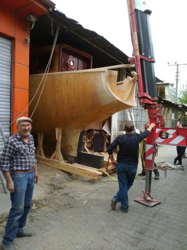 <p>Yüzde 80’ini tamamladığı tekneyi 10 yıl önce işleri bozulunca satılığa çıkaran Çıkrıkçı, müşteri bulamayınca tekneyi dükkandan çıkacak hale getirip açık alana taşıdıktan sonra 15 yıllık süreç içerisinde tamamlad</p>
