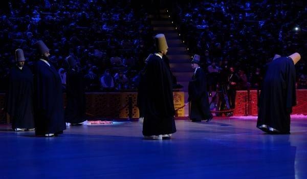 <p>HER KIYAFETİN BİR ANLAMI VAR</p>

<p>Özel kıyafetlerle sema yapan semazenlerin başındaki sarık 'sikkesi', Mevlevilikte ölünce başucuna dikilen mezar taşını, hırkası mezarını, üst tarafı dar, aşağısı geniş ve kolsuz beyaz renkli kıyafeti olan 'tennure' kefenini temsil ediyor. Tennurenin üstüne ise iliksiz ve düğmesiz yelek 'destegül' bele ise dört parmak genişliğinde Arap alfabesinde elif harfine benzer 'elifi nemed' kuşak takılıyor.</p>
