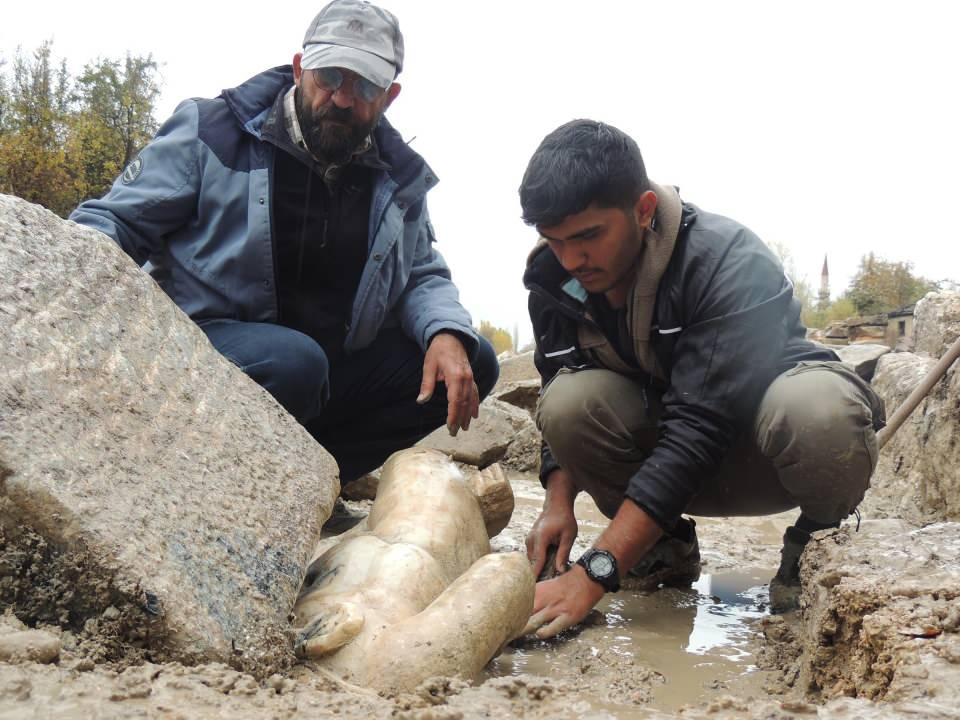 <p>Yarı tanrı olarak geçer ve bir müddet sonra tanrılaşır. Kendisi adına tapınaklar yapılır. Roma dönemindeki adı 'Herküles' olan ve bugün halk arasında ‘Herkül' olarak biliniyor. İşte bu çok güçlü yarı tanrı kimliğin heykeli Aizanoi'deki Penkalas çayı içerisinde karşımıza çıktı" dedi.</p>

<p> </p>
