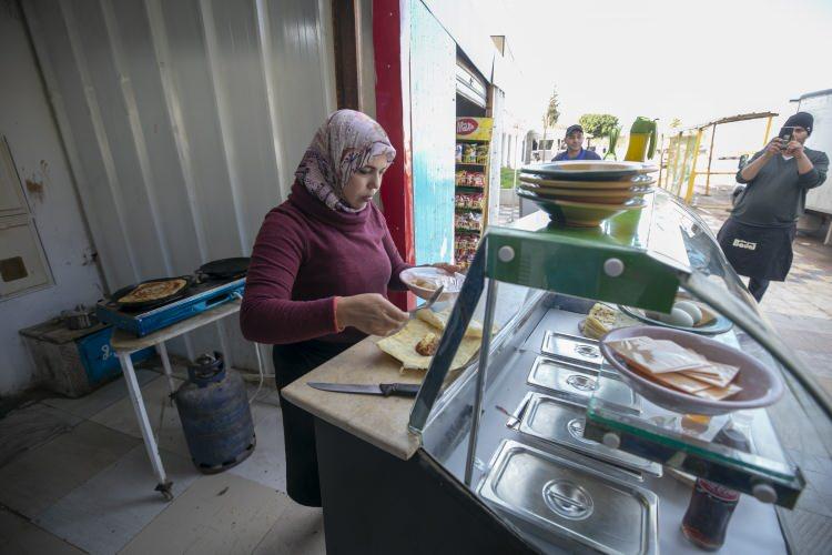 <p>Ocak 2017'de Mecliste milletvekili yardımcısı olarak işe başlayana kadar, bazıları maddi bazıları ise kişisel nedenlerle sona eren birçok yerel medya kuruluşunda iş tecrübem oldu. Elbette gazeteciliğe dönmeyi çok istiyorum ama bu mümkün olmayacaksa en azından ailemin geçimini sağlayan bu mütevazı işi de severek yapıyorum." </p>