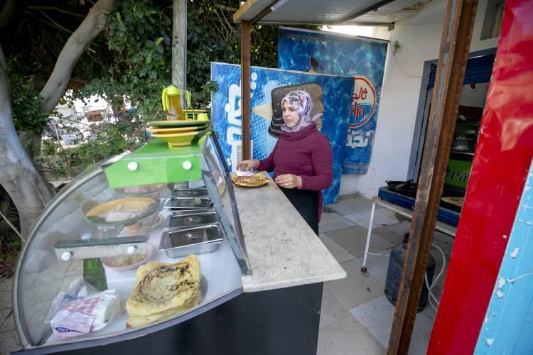 <p> "Bir anda işsiz ve maaşsız kaldık" Her ne kadar şu an mutlu olsa da birden işsiz kalınca sıkıntılı bir süreç yaşadıklarını kaydeden Avini, 25 Temmuz'dan sonraki süreci şöyle anlattı: "Sosyal güvencemiz olmadan sözleşmeli olarak çalışsak da en azından her ay geçimimizi sağlayacak bir maaşımız vardı.</p>