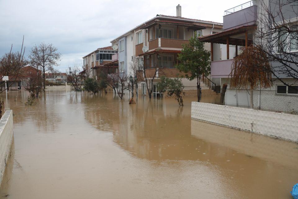 <p><strong>Gazetecileri görünce yardım çığlığı</strong><br />
<br />
Gazetecilerin görüntü aldığını gören bir vatandaş yardım çağrısında bulundu. Evde mahsur kaldıklarını söyleyen vatandaş, giyecek ve yakacak istediklerini belirtti. </p>
