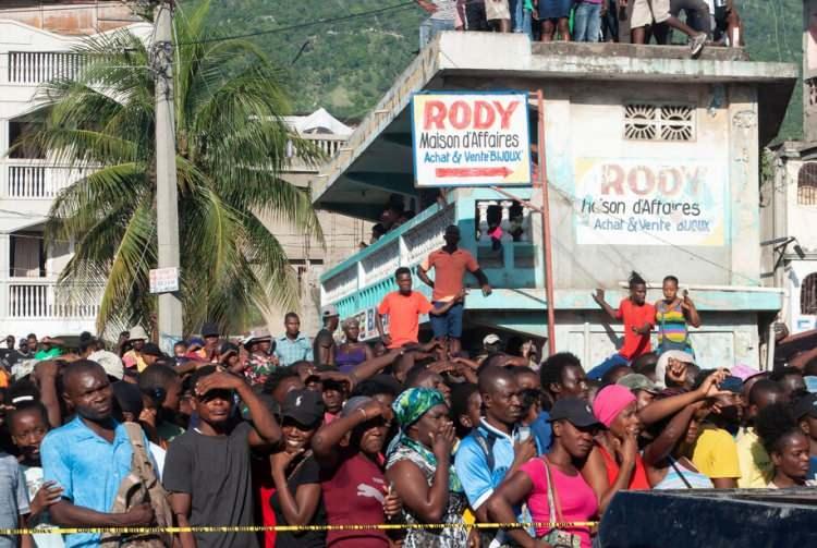 <p>Dışişleri Bakanlığı, Haiti'de akaryakıt taşıyan kamyonun patlaması sonucu yaşamını yitirenler için taziye mesajı yayımladı.</p>
<p>Bakanlıktan yapılan yazılı açıklamada, Cap-Haitien şehrinde bir akaryakıt tankerinin patlaması sonucu 50'den fazla kişinin hayatını kaybettiğinin üzüntüyle öğrenildiği kaydedildi.</p>