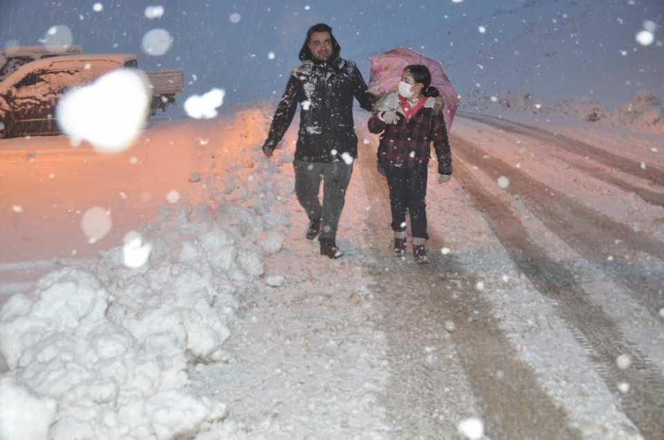 <p>Yetkililer ise yollarda oluşacak sis ve buzlanmadan dolayı sürücüleri uyardı.</p>
<p> </p>