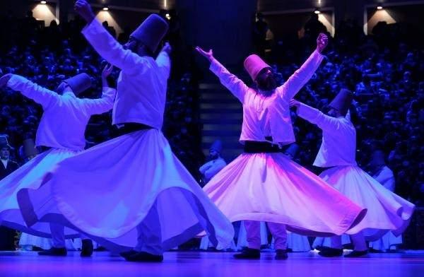 <p>Mevlana'nın ölüm yıl dönümü dolayısıyla Konya'da düzenlenen 'Hz. Mevlana'nın 748'inci Vuslat Yıl Dönümü Uluslararası Anma Törenleri' kapsamında gerçekleşen Şeb-i Arus törenleriyle anıldı.</p>
