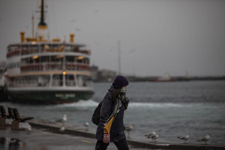 <p>18 Aralık Cumartesi günü ise havanın çok bulutlu, aralıklı yağmurlu ve karla karışık yağmurlu olması beklenirken Başakşehir, Çatalca, Silivri ilçeleri ve ilin yüksek kesimleri kar yağışlı olacak.</p>
