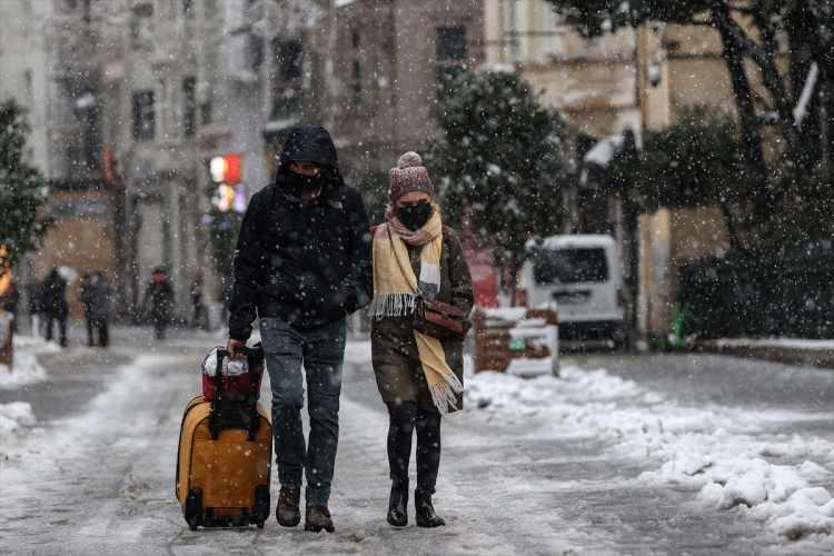 <p>19 Aralık Pazar günü hava parçalı ve çok bulutlu, öğle saatlerine kadar aralıklı yağmurlu, Arnavutköy, Çatalca ve Silivri ilçeleri karla karışık yağmurlu ve yüksekleri kar yağışlı geçecek.</p>