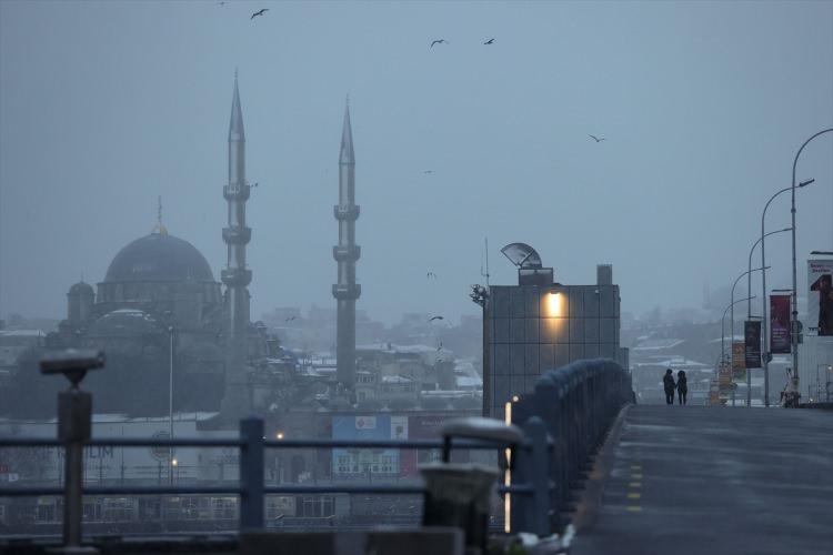 <p>Hava 20 Aralık Pazartesi günü parçalı, zamanla çok bulutlu, öğle saatlerinden itibaren aralıklı yağmurlu olurken, 21 Aralık Salı günü, parçalı çok bulutlu, aralıklı karla karışık yağmur ve kar yağışlı geçecek.</p>
